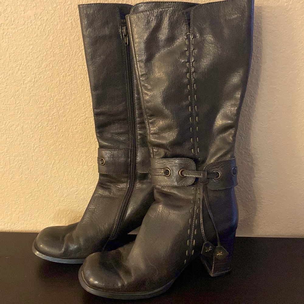 Dollhouse Women’s boots Size 8